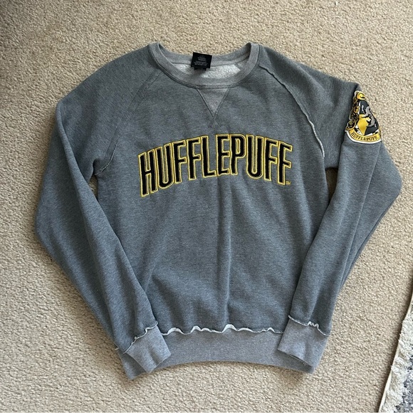 Universal Studios Harry Potter Hufflepuff House Gray Sweater Small - Picture 1 of 10